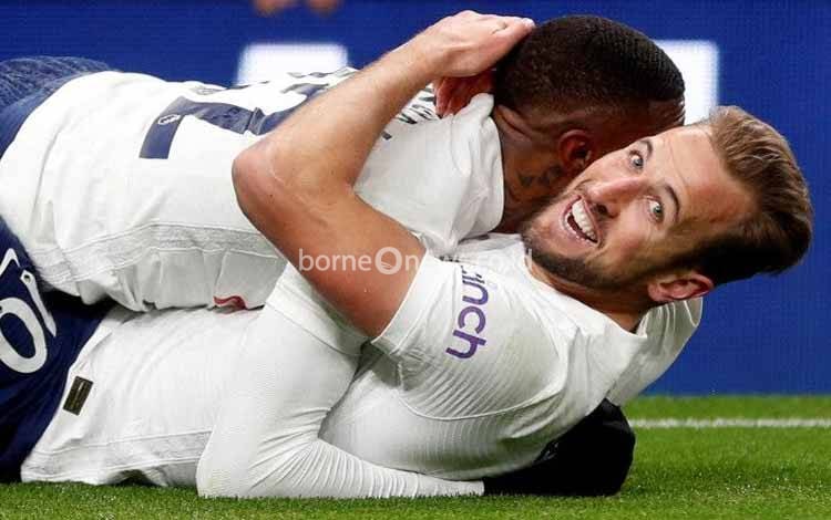 Striker Tottenham Hotspur Harry Kane merayakan golnya bersama rekan satu tim Emerson Royal ketika Spurs seri 2-2 melawan Liverpool di Tottenham Hotspur Stadium, London, Inggris, 19 Desember 2021