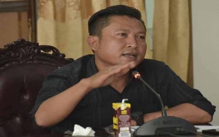 Keruk Saluran Air Cegah Banjir di Sampit