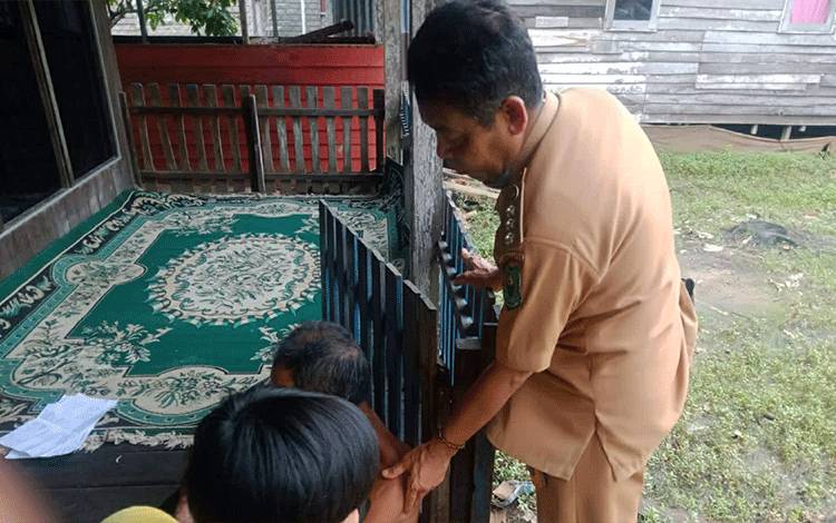 Vaksinasi Door to Door Sasar Warga di Desa Pulau Mambulau