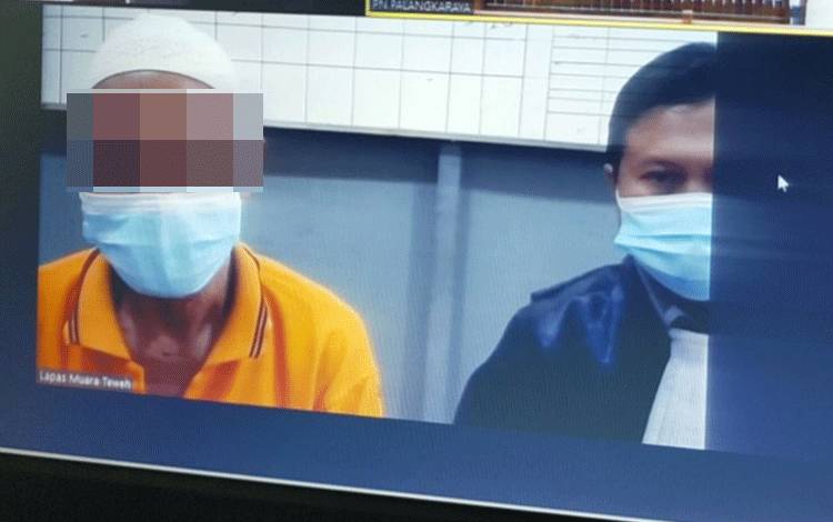 Terdakwa Bijuri didampingi Kuasa Hukumnya, Roby Cahyadi saat menjalani sidang dengan agenda nota pembelaan secara virtual.