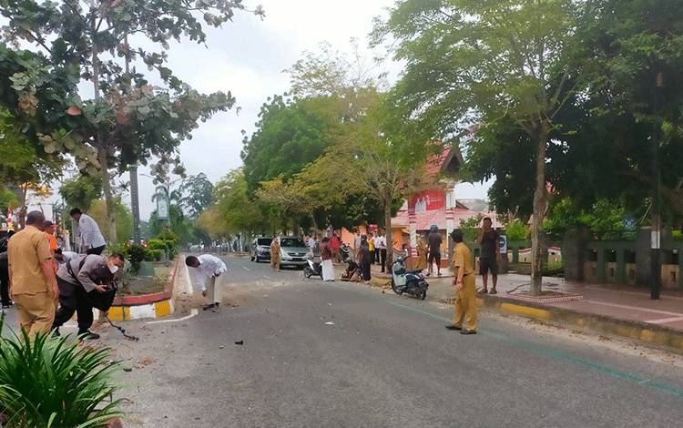 Tampak warga memberikan pertolongan kepada pengendara motor terjatuh akibat menabrak plangson di Jalan Sutan Syahrir.