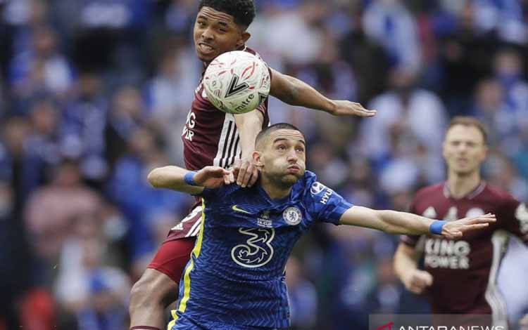 Pemain Leicester City Wesley Fofana berebut bola dengan pemain Chelsea Hakim Ziyech saat laga final Piala FA yang ditonton 21.000 suporter secara langsung karena menjadi bagian dari acara uji coba pemerintah Inggris di tengah pandemi COVID-19 di Stadion Wembley, London, Inggris (15/5/2021)