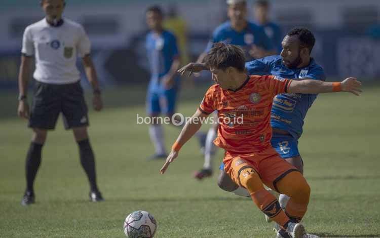 Pesepak bola PSIS Semarang Nerius Alom (kanan) berebut bola dengan pesepak bola Persiraja Banda Aceh Shori Murata (kedua kanan) dalam pertandingan pekan ketiga Liga 1 2020-2021 di Stadion Wibawa Mukti, Cikarang, Kabupaten Bekasi, Jawa Barat, Sabtu (18/9/2021)