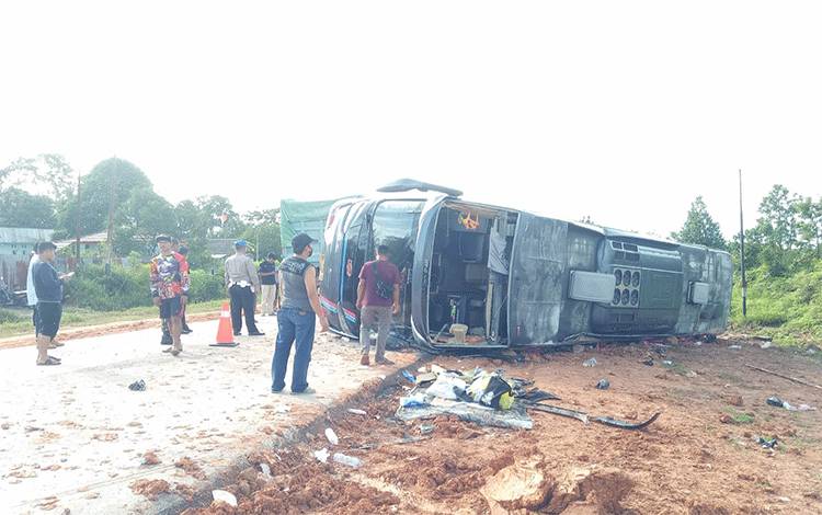 Bus Logos Terguling, Dua Orang Dikabarkan Meninggal