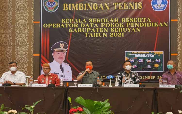 Bupati Seruyan, Yulhaidir memberikan arahan pada pelaksanaan bimbingan teknis bagi kepala sekolah beserta Operator Data Pokok Pendidikan