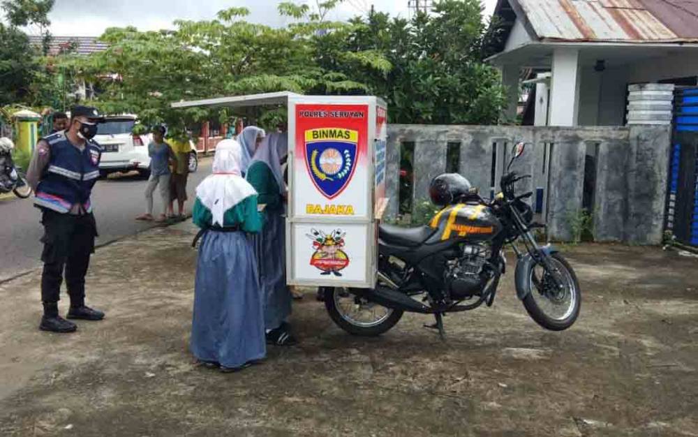 Kehadiran kendaraan Bajaka selalu diminati masyarakat khususnya kalangan pelajar