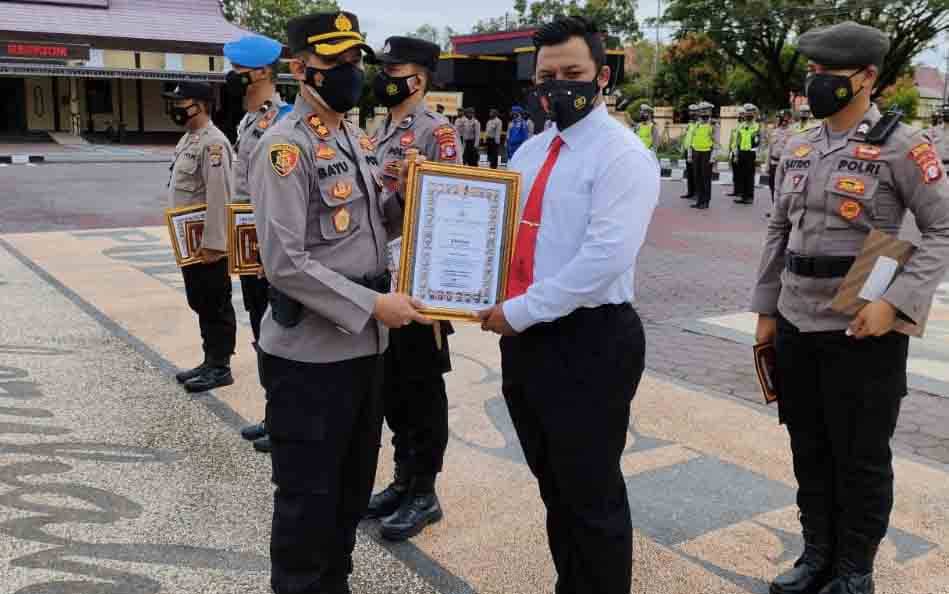 4 Personel Polres Seruyan Terima Penghargaann