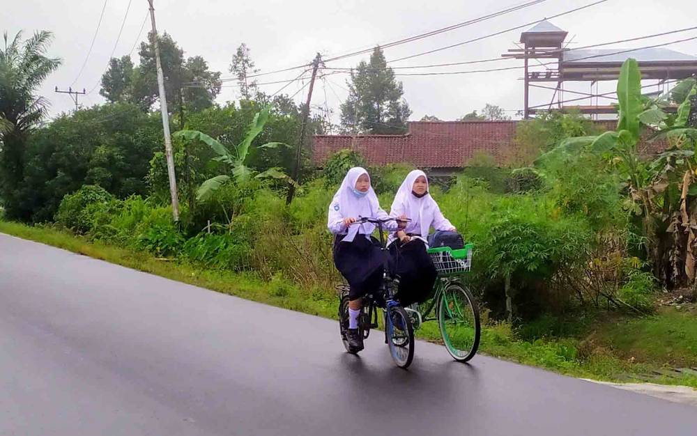 Pelajar di Desa Telaga Baru, Kecamatan Mentawa Baru Ketapang berangkat ke sekolah saat pagi hari