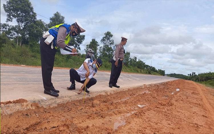 Satlantas Polres dan Dishub Kobar Survei Jalan di Lokasi Kecelakaan Bus