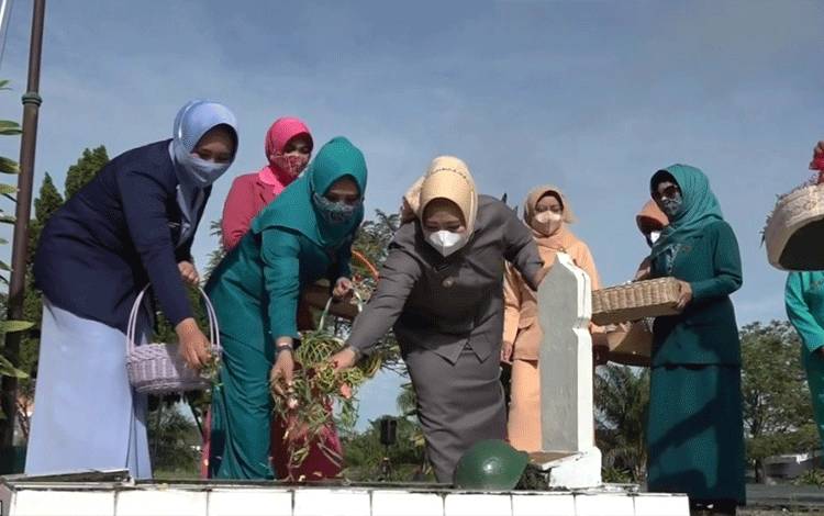 Peringati Hari Ibu, Bupati Kobar Nurhidayah Ziarah ke Makam Pahlawan