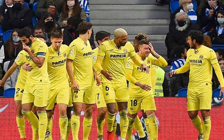 Para pemain Villarreal merayakan gol yang dicetak Gerard Moreno dalam laga melawan Real Sociedad di San Sebastian pada 18 Desember 2021. Moreno membuat dua gol saat mengalahkan Alaves 5-2, Selasa 21 Desember 2021.