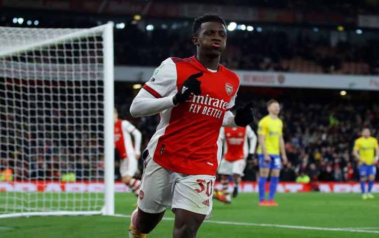 Pemain Arsenal Eddie Nketiah merayakan gol ketiganya dalam pertandingan Piala Liga melawan Sunderland yang dimenangkan Arsenal di Emirates Stadiun, London, Inggris, 21 Desember 2021.