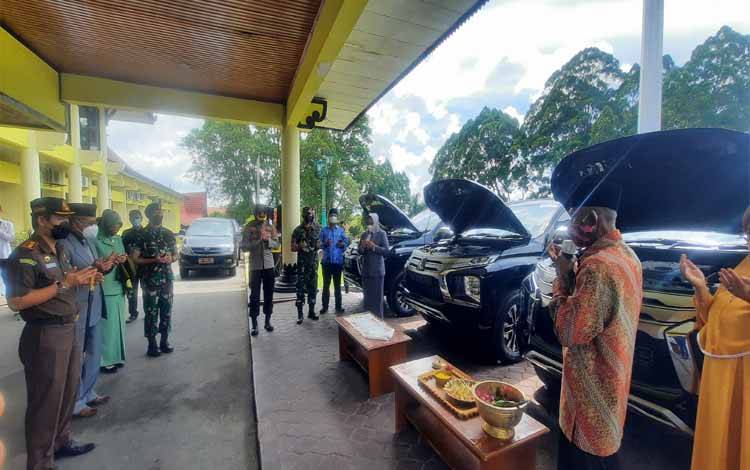 Bupati Kobar Nurhidayah menyerahkan mobil operasional kepada Forkopimda di rangkaian dengan doa bersama dan tampung tawar