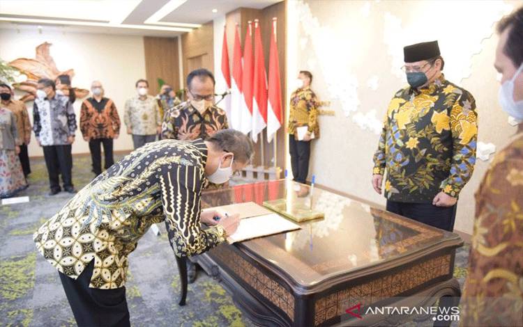 Airlangga Tekankan Soal Inovasi dan Integritas saat Lantik Deputi
