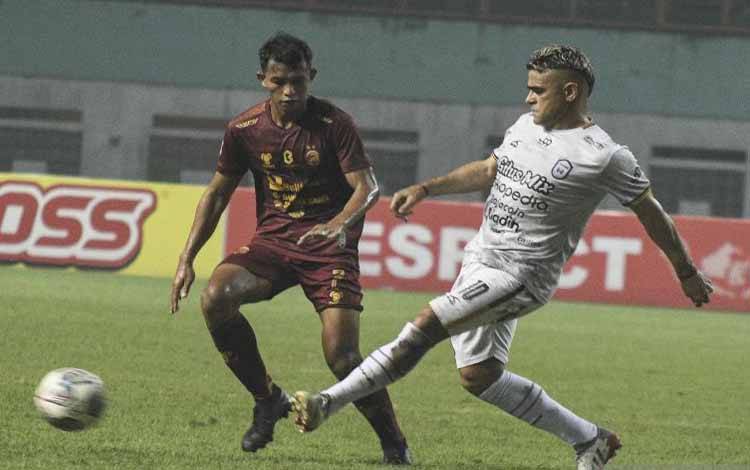 Pesepak bola Sriwijaya FC Wandy (kiri) berebut bola dengan pesepak bola Rans Cilegon FC C Gonzalez (kanan) pada lanjutan babak 8 besar Liga 2 Indonesia di Stadion Wibawa Mukti, Cikarang, Kabupaten Bekasi, Jawa Barat, Rabu (22/12/2021)