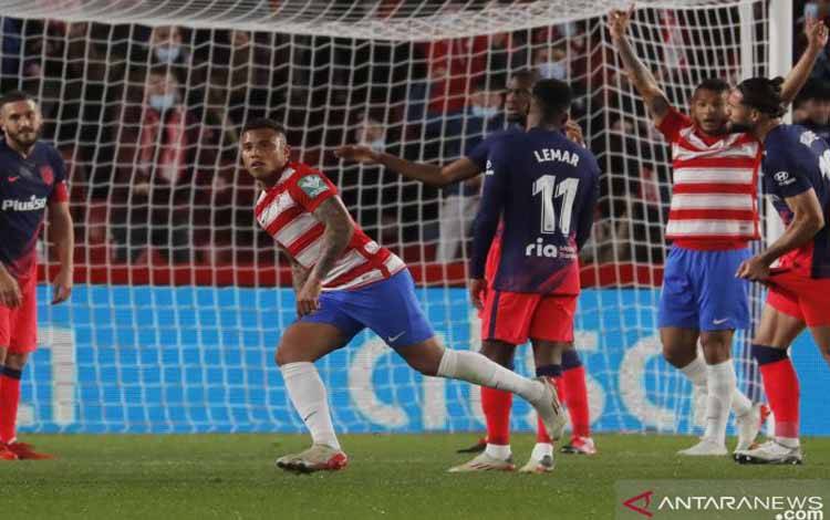 Darwin Machis (kedua kiri) melakukan selebrasi usai mencetak gol untuk Granada dalam pertandingan Liga Spanyol lawan Atletico Madrid pada Rabu (22/12/2021)