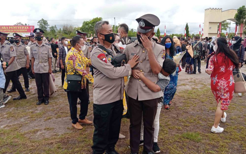 Tangis Haru Orang Tua Setelah Anaknya Dilantik jadi Bintara Remaja