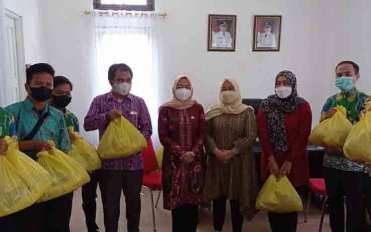penyerahan paket sembako bagi PTT Dinas Kominfo Palangka Raya