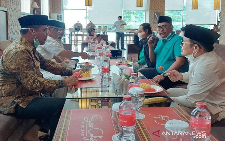 Dokumentasi pimpinan DPP PKB dan DPP Partai Gerindra bertemu di sela Muktamar NU 2021, Lampung. ANTARA/HO-DPP PKB
