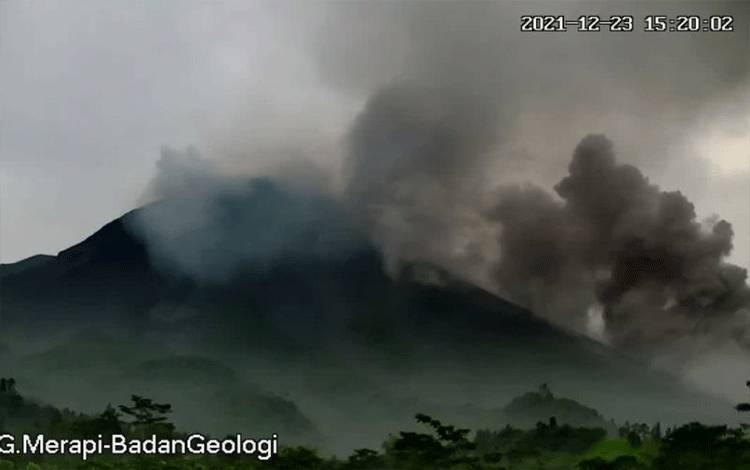 Gunung Merapi di perbatasan Daerah Istimewa Yogyakarta dan Jawa Tengah tiga kali meluncurkan awan panas guguran pada Kamis sore. (ANTARA/HO/BPPTKG)
