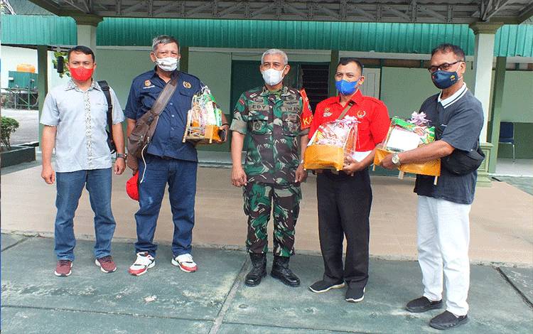 Kodim Pangkalan Bun Berikan Bingkisan Natal untuk Awak Media
