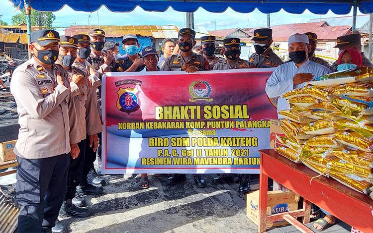 Perwira Resimen WMH Polda Kalteng Bantu Korban Kebakaran di Palangka Raya