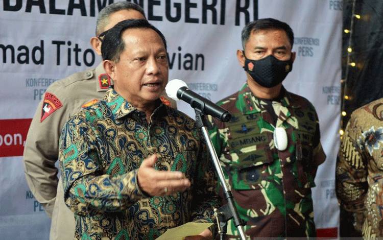 Menteri Dalam Negeri Tito Karnavian memberikan keterangan pers usai memimpin Rakor percepatan vaksinasi provinsi Maluku di Ambon Jumat (24/12). Mendagri menyatakan vaksin booster akan dimulai pada 4 Januari 2022. (ANTARA/Jimmy Ayal)