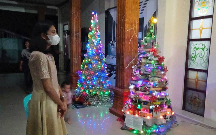 Gereja St Mikael Tamiang Layang Bikin Lomba Kreasi Pohon Natal dari Barang Bekas
