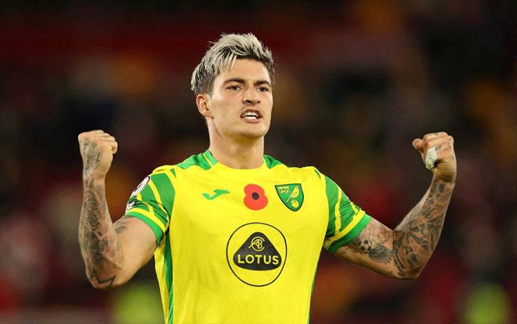 Pemain Norwich City Mathias Normann merayakan golnya ketika Norwich menghadapi Brentford di Brentford Community Stadium, London, Inggris, 6 November 2021. (REUTERS/CHRIS RADBURN)