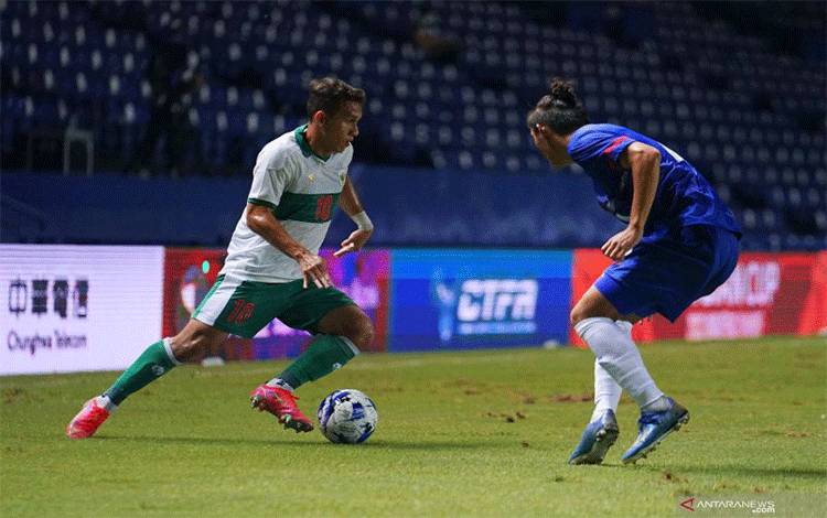 Pesepak bola Indonesia Egy Maulana Vikri (kiri) mencoba melewati pesepak bola Taiwan pada leg kedua Play-off Kualifikasi Piala Asia 2023 di Stadion Chang Arena Buriram, Thailand, Senin (11/10/2021). ANTARA FOTO/HO/Humas PSSI/wpa/foc.
