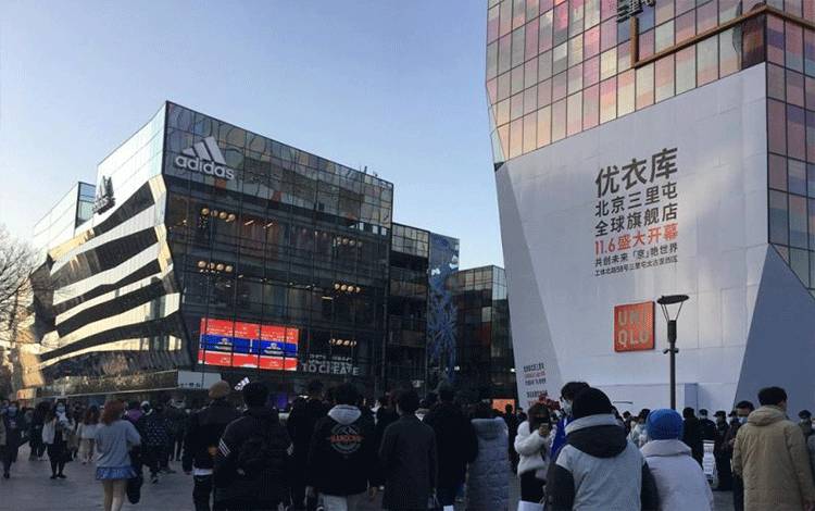Pusat keramaian internasional Sanlitun di Beijing, China, dipadati pengunjung pada Sabtu (25/12/2021). ANTARA/M. Irfan Ilmie