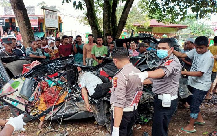 Pikap Remuk Tabrakan dengan Bus, 3 Orang Tewas