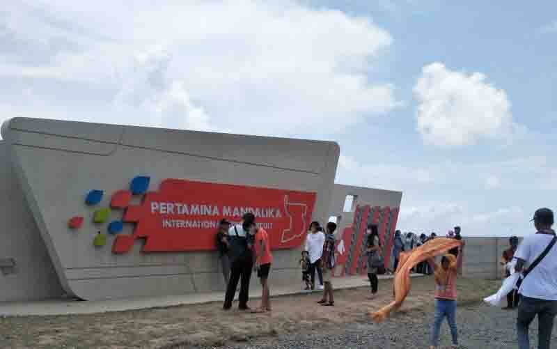 Plang Sirkuit Mandalika dan Bypass BIL Jadi Lokasi Favorit Foto Selfie