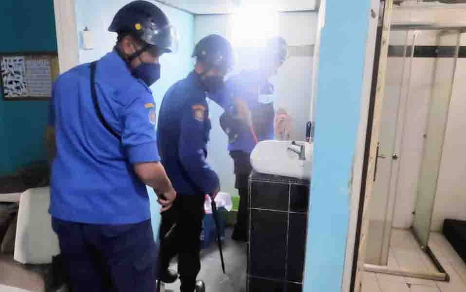 Petugas Disdamkarmat Kotim, berusaha mencari ular yang masuk ke wastafel di Sampit, Kotawaringin Timur.