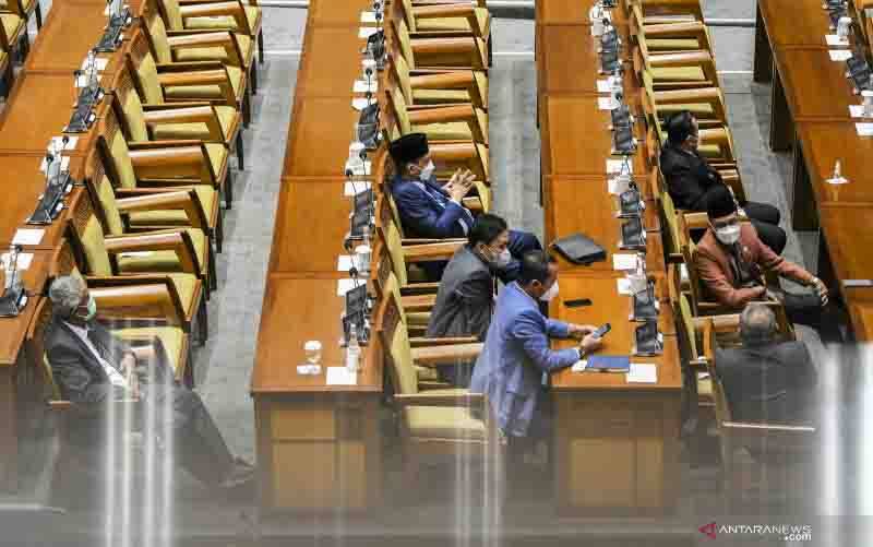 Sejumlah anggota DPR mengikuti sidang Paripurna DPR ke-5 Masa Persidangan I Tahun Sidang 2021-2022 di Kompleks Parlemen Senayan, Jakarta, Selasa (21/9/2021). (foto : ANTARA FOTO/Galih Pradipta/aww)