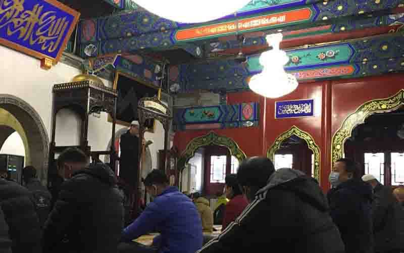 Jamaah shalat Jumat (10/12/21) di Masjid Nanxiapo, Beijing, China, mendengarkan khatib berkhotbah. Shalat Jumat di masjid yang berlokasi tidak jauh dari gedung Kementerian Luar Negeri China itu banyak diikuti warga negara asing. (foto : ANTARA/M Irfan Ilmie)