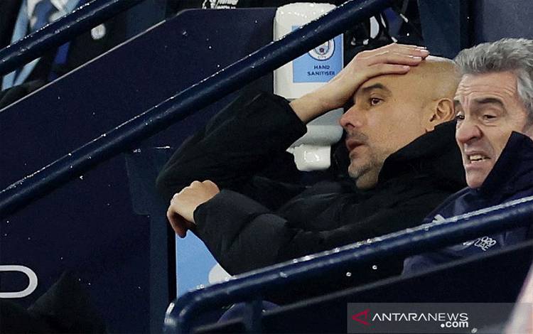 Ekspresi manajer Manchester City Pep Gurdiola (kiri) saat mendampingi timnya menjamu Leicester City dalam laga Boxing Day Liga Inggris di Stadion Etihad, Manchester, Inggris, Minggu (26/12/2021). (ANTARA/REUTERS/ACTION IMAGES/Carl Recine)