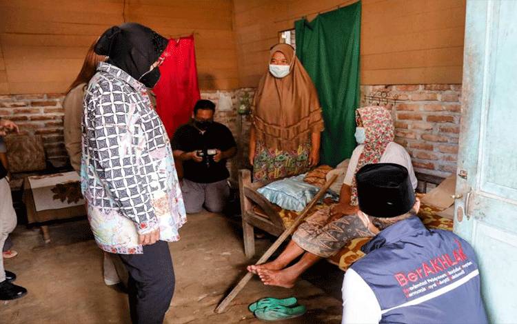 Potret Menteri Sosial RI Tri Rismaharini saat melakukan kunjungan ke Kabupaten Trenggalek, Jawa Timur yang diterima ANTARA di Jakarta pada Minggu (26/12/2021). (ANTARA/HO-Kemensos)