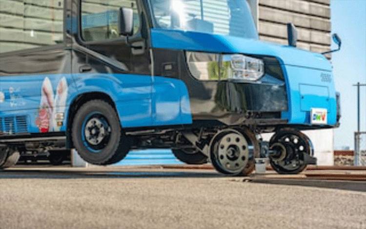 Bagian-bagian ban karet dan roda kereta dari bus 'Dual-Mode Vehicle (DMV)' yang dapat berjalan baik di permukaan jalan konvensional maupun di rel kereta api, terlihat saat uji coba di Kota Kaiyo, Prefektur Tokushima, Jepang. Foto selebaran diambil pada Maret 2021 dan dirilis oleh Pemerintah Prefektur Tokushima, diperoleh Reuters pada 24 Desember 2021 (ANTARA/HO-Reuters)