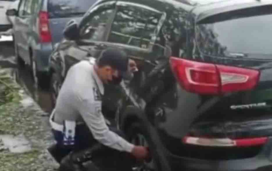 Kendaraan Parkir Liar Depan Palma Disanksi Gembos Ban