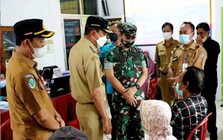 Bupati Nadalsyah Tinjau Vaksinasi di Puskesmas Lahei II dan Desa Inu