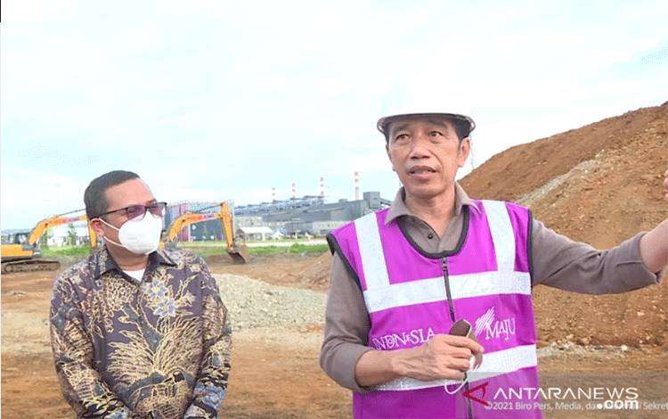 Tangkapan layar - Presiden Jokowi (kanan) saat meninjau pabrik smelter nikel, Kabupaten Konawe, Sulawesi Tenggara, Senin (27/12). (ANTARA/Indra Arief)