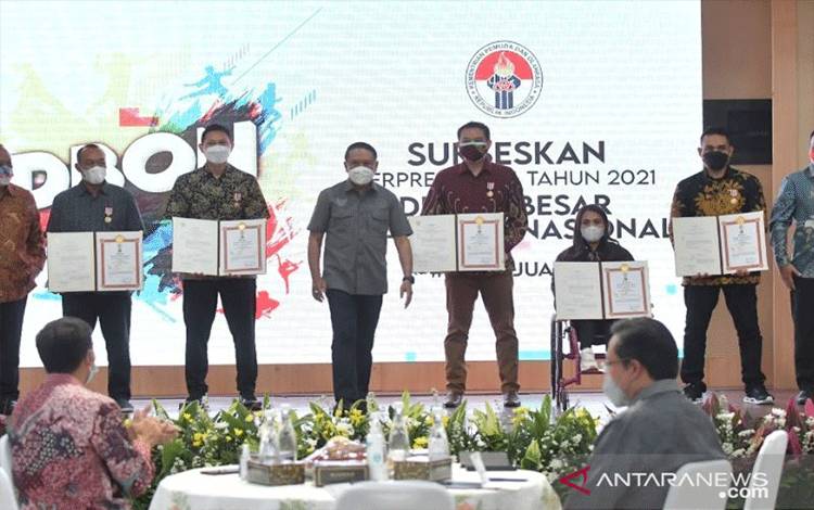 Lima Olahragawan Terima Tanda Kehormatan Satyalancana Dharma Olahraga