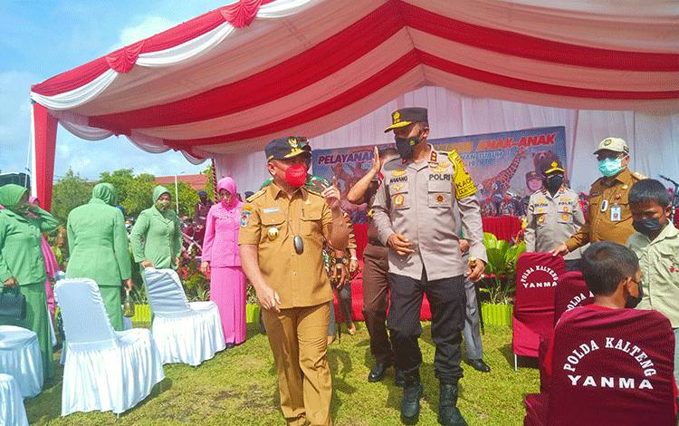 Kapolda Kalteng Bersama Gubernur Tinjau Vaksinasi Anak Usia 6-11 Tahun
