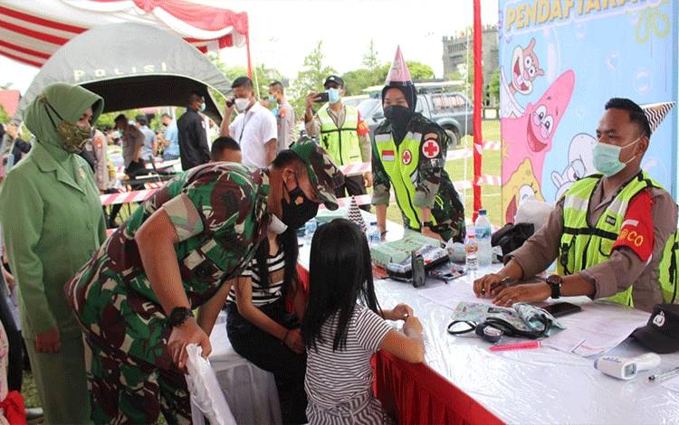 Dandim Palangka Raya Semangati Anak-Anak Penerima Vaksin Covid-19