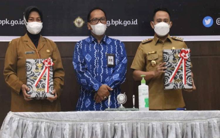Pemko dan DPRD Palangka Raya Terima LHPK Semester II