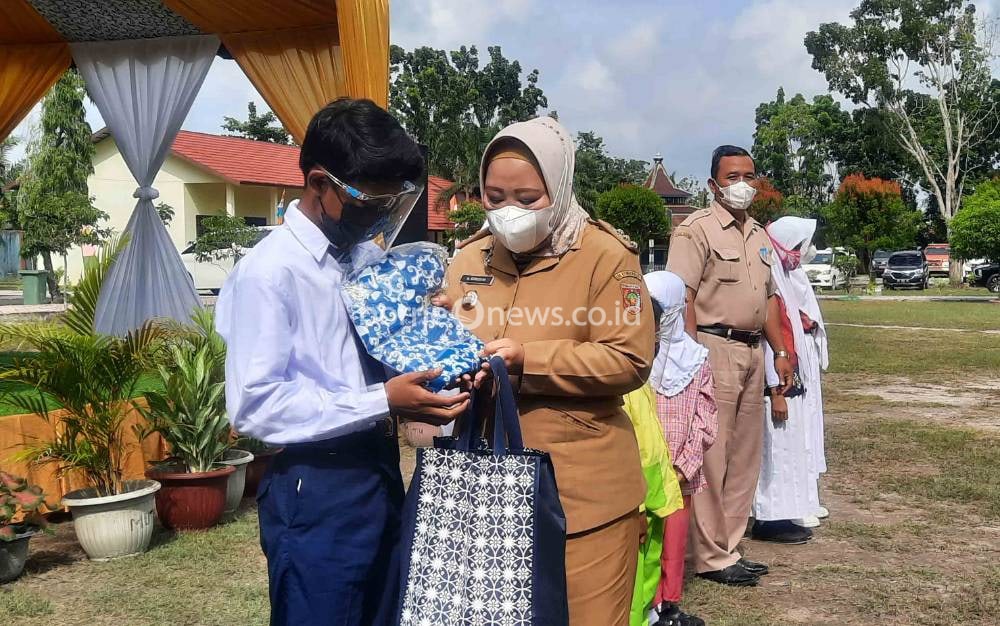 Seragam Gratis Harus Selesai Dibagi Paling Lambat Akhir Bulan Januari