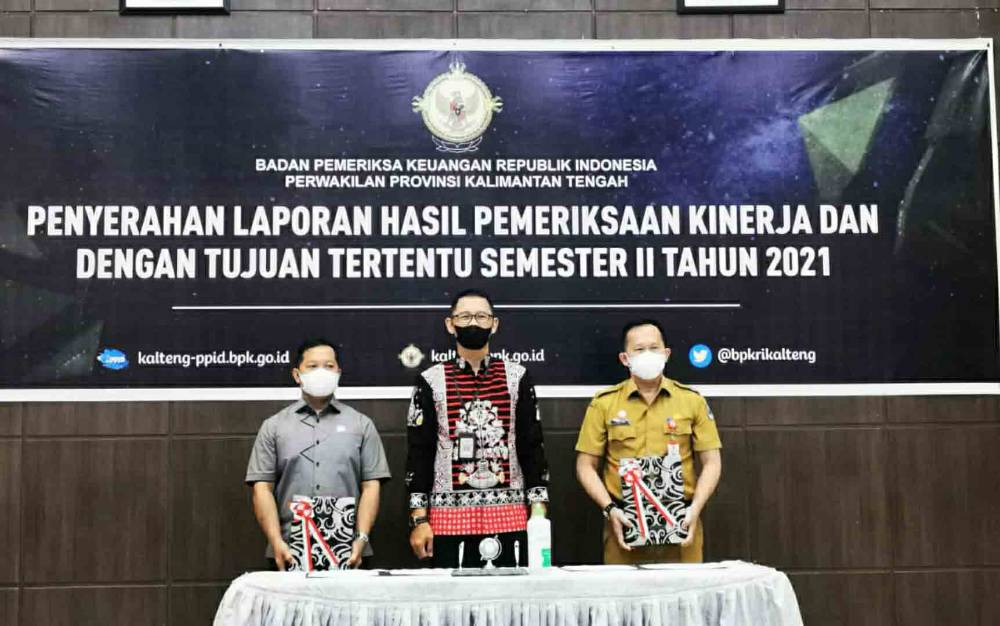 Wakil Ketua I DPRD Kapuas, Yohanes (kiri) saat hadiri penyerahan LHP kinerja dari BPK RI Perwakilan Kalteng kepada Kabupaten Kapuas, di kantor BPK RI Perwakilan Kalteng di Kota Palangka Raya, Selasa 28 Desember 2021.