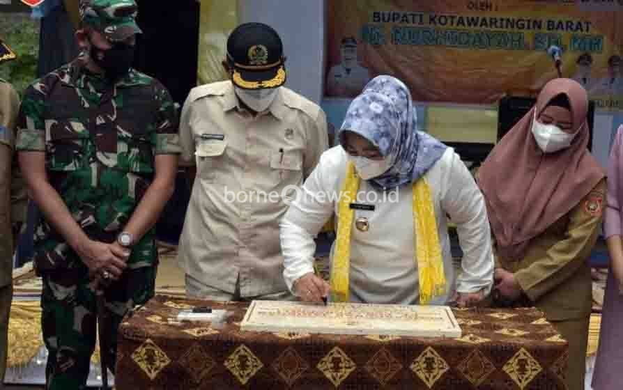 Bupati Kobar Resmikan Jaringan Listrik Desa Lalang