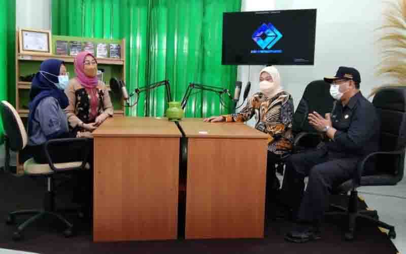 Menteri Tenaga Kerja RI, Ida Fauziah (dua dari kanan) saat melihat BLKK Unipro Biso. (foto : ANTARA/HO-BLKK Unipro Biso)